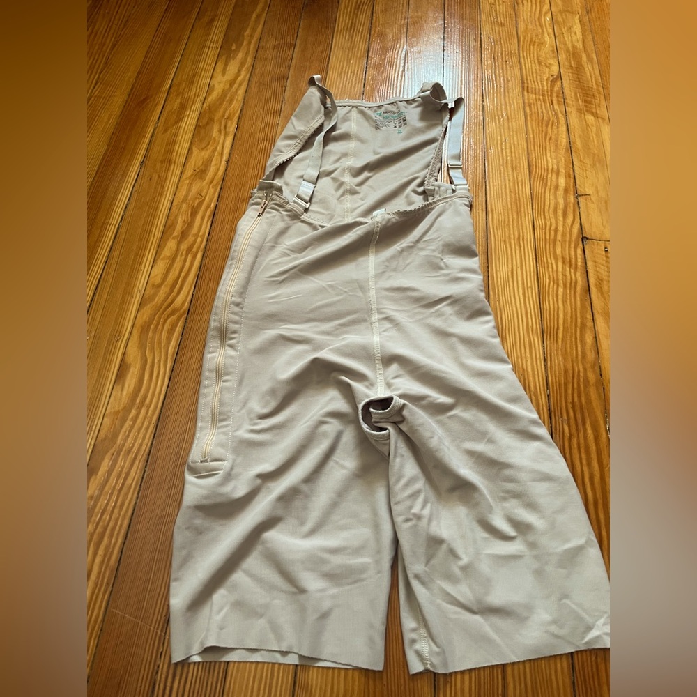 Marena post surgical side, zip knee length recovery garment Sixe XL